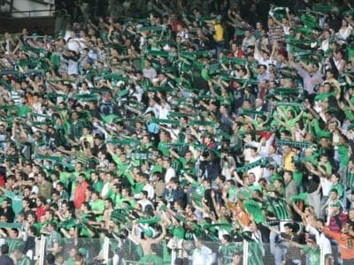 <p><font face="verdana,geneva" size="2">Sakaryaspor bizim i&ccedil;in <font color="#cc0000">romantik</font> bir aşktır. <font color="#cc0000">G</font><font color="#cc0000">er&ccedil;ek&ccedil;i</font> ge&ccedil;inen uk&acirc;la s&ouml;ylemlere hep kulağımız tıkalıydı, şimdi artık k&ouml;r&uuml;z de.</font></p><p><font face="verdana,geneva" size="2">Ancak bu <font color="#cc0000">romantikliğimiz</font>, Sakaryaspor hari&ccedil; herşeye <font color="#cc0000">g</font><font color="#cc0000">er&ccedil;ek&ccedil;i </font>bakmamızı sağladı. Bu şehirdeki her olayı en ger&ccedil;ek&ccedil;i g&ouml;zle g&ouml;r&uuml;p, en ger&ccedil;ek&ccedil;i şekilde analiz ettik.</font></p><p><font face="verdana,geneva" size="2">B&uuml;y&uuml;klerimiz, kendi ihmalleriyle oluşan sokaktaki hert&uuml;rl&uuml; şiddetten, bizleri sorumlu tutup &quot;Ankara&quot;lara kadar şikayet etmekten utanmıyorlardı.</font></p><p><font face="verdana,geneva" size="2">Siyasetin dibine kadar g&ouml;m&uuml;lm&uuml;ş Sakaryasporumuz'un bu durumuna sonuna kadar muhalif kalmamız bir tarafta rahatsızlık yaratıyor, buna karşılık başka muhaliflerin de Tatangalar'ı kullanma taleplerine karşı duruşumuz, başka &ccedil;evrelerde rahatsızlık yaratıyordu. Bu rahatsızlıkları sebebiyle her iki kesim de Tatangalar hakkında dedikodu &uuml;retmekten geri durmuyordu.</font></p><p><font face="verdana,geneva" size="2">T&uuml;rkiye'nin t&uuml;m trib&uuml;nlerine uyuşturucu ve karaborsayı sokabilmiş bazıları, Tatangalar'ın sert duruşunu ge&ccedil;emiyor, &quot;Sakarya Trib&uuml;nlerine&quot; uyuşturucu ve karaborsayı sokamadıklarından, kantin ihalesi vb. yollarla fırsat kolluyorlardı.</font></p><p><font face="verdana,geneva" size="2">Bunlar hayatın ger&ccedil;ekleri ve oyunun kuralıydı(!) ama <font color="#cc0000">romantikler</font> d&uuml;nyanın acı <font color="#cc0000">Ger&ccedil;eklerinden</font> b&icirc;haberdi.</font></p>