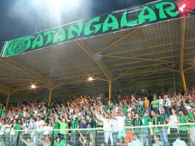 <p><font face="verdana,geneva" size="2">Sonu&ccedil; olarak;</font></p><p><font face="verdana,geneva" size="2">Ya bu d&uuml;nya bize uygun değildi, ya da biz bu d&uuml;nyaya.</font></p><p><font size="2"><font face="verdana,geneva">B&uuml;t&uuml;n bu sebeplerle; <font color="#cc0000">Tatangaların </font>resmi kolu olan Sakaryasporlular Derneği, g&uuml;n itibariyle, her t&uuml;rl&uuml; faaliyetini <font color="#cc0000">askıya almıştır.</font></font></font></p><p><font face="verdana,geneva" size="2">Bug&uuml;nden itibaren, bu şehirde yaşayan <font color="#cc0000">Hi&ccedil; Kimse, Hi&ccedil;bir Yayın Organı, Hi&ccedil;bir Kurum</font> Tatangalar&rsquo;ın resmi temsilcisi değildir.</font></p><p><font face="verdana,geneva" size="2">Bu şehirde, Tatangalar kimseyi temsil etmemekte ve hi&ccedil;bir kurum veya kişi de Tatangalar&rsquo;ı temsil etmemektedir.</font></p><p><font face="verdana,geneva" size="2">Yani;</font></p><p><font face="verdana,geneva" size="2">Bug&uuml;nden itibaren, bu şehirde veya trib&uuml;nde herhangi bir olayı veya herhangi bir kişiyi şik&acirc;yet etmek i&ccedil;in m&uuml;racaat edilecek, Tatangalar adına bir şahıs veya mercii bulunmamaktadır.</font></p><p><font face="verdana,geneva" size="2"><strong>&Ccedil;EKİLİYORUZ!</strong></font></p><p><font face="verdana,geneva" size="2">Şehrin sokaklarından, meydanlarından, caddelerinden,&nbsp;<font color="#cc0000">trib&uuml;ne</font> &ccedil;ekiliyoruz. Bu &ccedil;ekilme; hedefe doğru bir yay gibi gerilmektir. Bu &ccedil;ekilme; meydanları, sokakları, caddeleri&nbsp;boş bırakmak değil, hi&ccedil;bir resmi kurum ve kişiyle muhatap olmamaktır.</font></p><p><font face="verdana,geneva" size="2">Bundan b&ouml;yle kendini&nbsp;<font color="#cc0000">tatanga</font> olarak tanımlamak; bir<font color="#cc0000">&nbsp;ruh</font> meselesidir...</font></p><p><font face="verdana,geneva" size="2">İ&ccedil;inde bu ruhu taşıyanlar; mutlaka birbirlerini bulacak ve gerek trib&uuml;n&uuml;n ve gerekse hayatın her alanında paylaşımda bulunmaya devam edeceklerdir.</font></p><p><font face="verdana,geneva" size="2">Ancak s&ouml;ylem ve eylemleri sadece kendilerini bağlayacak olup, kendileri dışındaki &uuml;&ccedil;&uuml;nc&uuml; şahısların eylemlerinden sorumlu olmayacaklardır.</font></p><p><font face="verdana,geneva" size="2">İşte; meydan oradadır....</font></p><p><font face="verdana,geneva" size="2">K&ouml;peklerinizi saldığınız k&ouml;yde, biz de taşları serbest bırakıyoruz!</font></p>