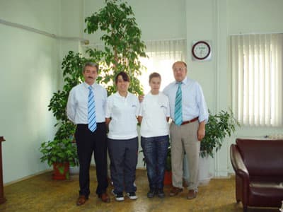 <font face="verdana,geneva" size="2">Sakarya Fen Lisesi &ouml;ğrencilerinin projesi ile s&uuml;rekli kirlenmekte olan su kaynaklarının temizlenmesi hedeflenirken, termik santrallerden her yıl denize d&ouml;k&uuml;len 15 milyon ton k&uuml;l&uuml;n değerlendirilerek &ccedil;imento &uuml;retiminde kullanılması ama&ccedil;lanıyor.<br /><br />Kimya dalında b&ouml;lgelerinden birinci se&ccedil;ilen 6 projenin yarışacağı T&Uuml;BİTAK Proje yarışması T&uuml;rkiye finalinde ilk &uuml;&ccedil; dereye girecek &ouml;ğrenciler &Ouml;SS sınavında ek puan da kazanacak. <font color="#cc0000">T&uuml;rkiye birincisi projeye 16, ikinciye 12, &uuml;&ccedil;&uuml;nc&uuml; projeye ise 8 ek puanın yanı sıra proje sahibi &ouml;ğrencilere &uuml;niversite &ouml;ğrenimleri s&uuml;resince her ay asgari &uuml;cret tutarında burs verilecek.<br /></font><br />T&Uuml;BİTAK Bilim Kurulu, dereceye girecek projeleri satın alarak okullara da &ouml;nemli miktarda gelir sağlamış olacak. T&Uuml;BİTAK Proje yarışmasında dereceye girecek projeler yapılacak sunumlarından ardından <font color="#cc0000"><strong>27 Mayıs'ta</strong></font> a&ccedil;ıklanacak.</font>