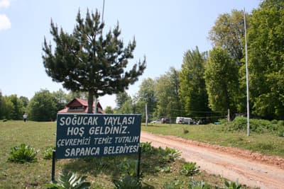 <font face="verdana,geneva" size="2">Belediye, burada sportif faaliyetler de yapılacağını d&uuml;ş&uuml;nerek, mini bir voleybol sahası oluşturmuş. Yaylada irili ufaklı bir&ccedil;ok barakayı, yeşilliğin bol olmasından &ouml;t&uuml;r&uuml; otlanan hayvan s&uuml;r&uuml;lerini g&ouml;rmek m&uuml;mk&uuml;n.<br /><br />Bu mini seyahat esnasında <strong>fotoğraf makinenizi</strong> de yanınızdan ayırmamalısınız ki, karşınıza insanlardan ka&ccedil;an <strong>bir sincap</strong> &ccedil;ıktığında anında fotoğraflayabilin. Şimdiden iyi yolculuklar diliyoruz.<br /><br /><br />İstatistiksel ve&nbsp;coğrafi verilerin bazıları&nbsp;i&ccedil;in&nbsp;</font><a href="http://www.sakarya.gov.tr/"><font face="verdana,geneva" size="2">www.sakarya.gov.tr</font></a><font face="verdana,geneva" size="2">&nbsp; adresinden yararlanılmıştır.<br /><br />Hazırlayan ve Derleyen: SakaryaRehberim.com<br /><br /><br /><strong><font size="4">Soğucak Yaylası'nda mini bir gezi i&ccedil;in&nbsp;</font></strong><a href="../../../others/foto_galeri_resimler.php?id=52"><font size="4" color="#cc0000"><strong>tıklayın</strong></font></a></font>