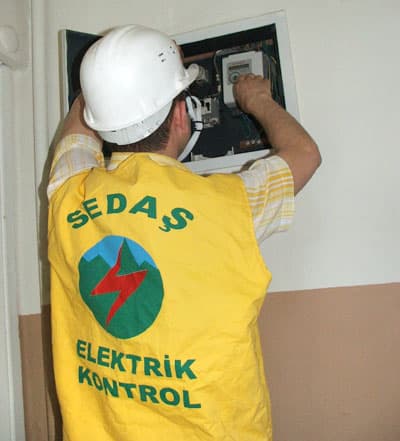 <font size="2"><font face="verdana,geneva"><strong><font color="#cc0000">Genel M&uuml;d&uuml;r Yunus Bekircan</font></strong> &ldquo;Elektrik Abonesi olacak kişiler, aboneliğini yaptıracakları sayacın saya&ccedil; numarası ile&nbsp; işletmelerimizden bor&ccedil; sorgulaması yaptırabilir, aboneliğin kapatılıp kapatılmadığını, kimin adına kayıtlı olduğunu, kayıtlarımızda ka&ccedil; kilowatsaate kadar t&uuml;ketim değerinin faturalandırıldığını &ouml;ğrenebilirler. Ayrıca kişiler abone olmak istedikleri yerle ilgili </font></font><a href="http://www.sedas.gov.tr/"><font face="verdana,geneva" size="2">www.sedas.gov.tr</font></a><font face="verdana,geneva" size="2"> &nbsp;adresinden bor&ccedil; sorgulamak i&ccedil;in işletme kodu ile abone numarasını girerek, bilgi alabilirler &rdquo; <strong><font color="#cc0000">dedi.</font></strong><br /><br /></font><font size="2"><font face="verdana,geneva"><font color="#cc0000"><strong>SEDAŞ Genel M&uuml;d&uuml;r&uuml; Yunus Bekircan,</strong></font> &ldquo;&Ouml;zellikle ilk abonelik işlemi yapılmadan SEDAŞ abone kayıtlarına işlenmemiş saya&ccedil;larla elektrik t&uuml;ketilmesinin, Ka&ccedil;ak Elektrik su&ccedil;una girdiğini&quot; belirterek, &quot;&ouml;zellikle yeni binalara taşınan kiracıların mutlaka mal sahibinden abonelik işlemi yapıldığını belgeleyen saya&ccedil; numarasını g&ouml;recekleri bir belgeyi istemeleri ve kendi adlarına aboneliği devir almaları gerekir. Abonelik işlemi yapılmamış mesken veya işyerlerinde kesinlikle SEDAŞ&rsquo;la abonelik işlemi yapılmadan, elektrik&ccedil;iler tarafından saya&ccedil;lara elektrik&nbsp; bağlantısı yapılması kullanıcıları &ccedil;ok zor durumda bırakacaktır. Ancak bu konuda elektrik t&uuml;ketenlerde&nbsp; bilin&ccedil;li olmaları gerekir, ka&ccedil;ak elektrik kullanımı tespitleri mutlaka Cumhuriyet Savcılıklarına &quot;Hırsızlık Su&ccedil;u&quot; olarak bildirilmektedir. Abonelik işlemleri tamamlanmamış yerlere saya&ccedil; bağlantısı yapılmaması ve vatandaşın mağdur edilmemesi i&ccedil;in&nbsp; Elektrik&ccedil;iler Odasının da kendi&nbsp; &uuml;yelerini uyarması gerekir.&rdquo; <font color="#cc0000"><strong>dedi.</strong></font><br /><br /></font></font><strong><font face="verdana,geneva" size="2" color="#cc0000"><font size="4">SEDAŞ Halkla İlişkiler&nbsp;M&uuml;d&uuml;rl&uuml;ğ&uuml; Telefon:&nbsp;0 264 2913666</font><br /></font></strong>