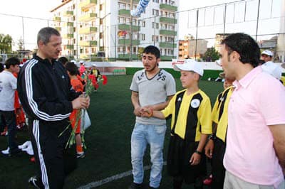 <font face="verdana,geneva" size="2">Başkan Dişli ise,<font color="#cc0000"> &quot;Bu yıl beşinci kez yaptığımız turnuvanın hayırlı olmasını diliyorum. İnşallah ge&ccedil;miş senelere oranla daha centilmen, olaysız ge&ccedil;er. Saha i&ccedil;inde sorun olmuyor ama trib&uuml;ndeki veliler ve izleyiciler, bazen istenmeyen ve &uuml;z&uuml;c&uuml; olayların olmasına neden oluyorlar. Bu nedenle, bu sene tertemiz ve &ouml;rnek olacak bir turnuva olmasını diliyoruz&quot;</font> diye konuştu.<br /><br />Ardından izleyici ve turnuvada yer alacak t&uuml;m sporculara, her zamanki gibi kırmızı karanfil dağıttı. Sonrasında muhtarlar ve k&uuml;&ccedil;&uuml;k futbolcularla toplu fotoğraf &ccedil;ektirdi.<br /><br />Ge&ccedil;en sene bu turnuvada yer alan takımların fotoğraflarını &ccedil;er&ccedil;evelettirerek, mahalle muhtarlarına hediye etti. Ayrıca t&uuml;m futbolculara forma, ayakkabı ve şapka antren&ouml;rlere de mavi tiş&ouml;rt dağıttı. Ardından muhtarlar ile belediye &ccedil;alışanları arasında g&ouml;steri ma&ccedil;ı yapıldı. Bu ma&ccedil; berabere bitti. Bu ma&ccedil;ta en &ccedil;ok g&ouml;ze batan isimler muhtarlardan Osman ile Muhittin olurken, Merkez Belediye Spor'dan başkan Dişli defansta oynadığı futboluyla adeta Almanların &uuml;nl&uuml; futbolcusu Beckenbaur'u anımsattı. Ayrıca Yusuf Ertuğrul Edem ile Erol attığı ve arttırdığı gollerle ma&ccedil;a damgasını vurdular. Son olarak ise turnuvanın tek ma&ccedil;ına ge&ccedil;ildi. Karakamış Mahallesi ile Ozanlar Mahallesi&rsquo;nin yaptığı a&ccedil;ılış ma&ccedil;ını Ozanlar Mahallesi 3-0 kazandı.</font>