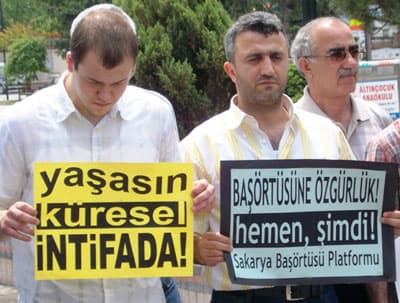 <p align="left"><font face="verdana,geneva" size="2">Sakarya Baş&ouml;rt&uuml;s&uuml; Platformu adına &Ouml;zg&uuml;r-Der Geyve Temsilcisi Mustafa &Ouml;ZER&rsquo;in okuduğu basın a&ccedil;ıklamasında, Danıştay ve Yargıtay&rsquo;ın a&ccedil;ıklamalarına y&ouml;nelik olarak<strong> </strong>&ldquo;28 Şubat s&uuml;recinde askeri brifing almayı, tarafsızlık ya da bağımsızlık ilkesi &ccedil;er&ccedil;evesinde değerlendirmeyen y&uuml;ksek yargı; siyasi davalarda s&uuml;rekli bu itirazı dillendirmektedir. 367 kararı, 27 Nisan muhtırasının etkisiyle &ccedil;ıkmamış mıdır? Şemdinli &Ccedil;etesi&rsquo;nin darbecilerle &uuml;st d&uuml;zey bağlantılarını kuran savcı Ferhat Sarıkaya derhal ihra&ccedil; edilirken, 27 Mayıs darbesini &ouml;ven Danıştay Başsavcısı Tansel &Ccedil;&ouml;laşan korunmamış mıdır? 2004&rsquo;de darbe tezg&acirc;hlayanlar i&ccedil;in neden işlem yapılmamaktadır?&rdquo; soruları g&uuml;ndeme getirildi. AK Parti H&uuml;k&uuml;meti&rsquo;ne ise şu mesaj verildi: &ldquo;Giderek g&uuml;&ccedil; kaybeden ve g&uuml;&ccedil; kaybettik&ccedil;e azgınlaşan darbeci vesayet sistemi ve hukuk anlayışı değiştirilmediği s&uuml;rece, yeni yargı muhtıraları da olacaktır, darbe niyetleri de. Yapılması gereken Ergenekon zihniyetiyle hesaplaşmaktır.&rdquo; </font></p><p align="left"><font face="verdana,geneva" size="2">&ldquo;Sorunların &ccedil;&ouml;z&uuml;m&uuml; noktasında inisiyatif almayanlar ya da geri duranlar; zaman i&ccedil;inde sorunun bir par&ccedil;ası haline gelirler. &Ccedil;&ouml;z&uuml;m ise iddialarımız, taleplerimiz, kimliğimiz ve m&uuml;cadelemiz ile &ccedil;&ouml;z&uuml;m&uuml;n bir par&ccedil;ası olmak i&ccedil;in direnmektir. Tarih boyunca zulme karşı tevhid m&uuml;cadelesi veren peygamberlerin g&ouml;sterdiği yoldaki y&uuml;r&uuml;y&uuml;ş&uuml;m&uuml;z devam ediyor. Herkesi bu yolda dayanışmaya &ccedil;ağırıyoruz.&rdquo; s&ouml;zleriyle son bulan eylemde, platform mensupları <font color="#cc0000">&ldquo;Baş&ouml;rt&uuml;m&uuml;z Kimliğimiz Vazge&ccedil;meyiz&rdquo;, &ldquo;İnancına &Ouml;rt&uuml;ne Kimliğine Sahip &Ccedil;ık&rdquo;, &rdquo;Sen Değilsen Kim; Şimdi Değilse Ne Zaman&rdquo;, &ldquo;Yaşasın K&uuml;resel İntifada&rdquo; yazılı d&ouml;vizler taşıdılar ve &ldquo;Baskılar Bizi Yıldıramaz&rdquo; ve &ldquo;Direne Direne Kazanacağız<strong>&rdquo; </strong></font>sloganları attılar. </font></p>