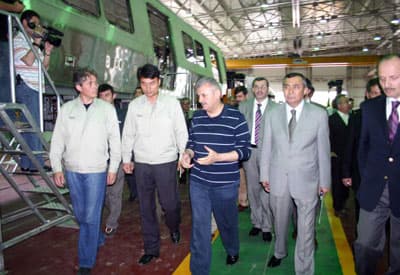 <p><font face="verdana,geneva" size="2">İstanbul B&uuml;y&uuml;kşehir Belediyesi'nin Taksim-Yenikapı arasında metroda işleteceği 92 metro aracının yapımını T&Uuml;VASAŞ ile EUROTEM'in ortaklaşa y&uuml;r&uuml;tt&uuml;ğ&uuml;n&uuml; kaydeden Ertiryaki, <font color="#cc0000">&quot;Ara&ccedil; g&ouml;vdeleri Kore'den geliyor. T&uuml;m izalasyon, kaplama, hava kanalları ile elektrik kablolarının kanallarını T&Uuml;VASAŞ yapıyor. Ayrıca bojileririn t&uuml;m montaj işlemlerini de biz yapıyoruz. Daha sonra geri kalan montaj işlemleri EUROTEM'de yapılıyor. Vagonlar bittikten sonra test işlemleri T&Uuml;VASAŞ'ın test yolunda yapılıyor.&quot;</font> dedi. </font></p><p><font face="verdana,geneva" size="2">Bakan Yıldırım ise fabrika gezisinde gazetecilere yaptığı a&ccedil;ıklamada, fabrikanın tamamlandığını belirtti. </font></p><p><font face="verdana,geneva" size="2">Tesislerin yılda 200 ara&ccedil; &uuml;retecek kapasitede bulunduğunu anlatan Yıldırım, &uuml;retimde kullanılan malzemelerin bir &ccedil;oğunun T&uuml;rkiye'den temin edildiğini vurguladı. </font></p>