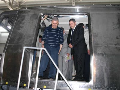 <p><font size="2"><font face="verdana,geneva"><strong><font color="#cc0000">Yıldırım, şunları kaydetti;</font></strong> &quot;Fabrika &ccedil;alışmaya başladı. Bundan sonra daha fazla iş alıp daha fazla faal hale gelecek. Şu anda 80 &ccedil;alışan var bir ka&ccedil; ay i&ccedil;inde 200'e kadar &ccedil;ıkacak. Şu anda g&ouml;r&uuml;nen tesisler yılda 200 ara&ccedil; yapabilecek kapasitede. İhtiya&ccedil; olduğunda b&uuml;y&uuml;meye m&uuml;sait bir alanı var. Burada &ccedil;ok g&uuml;zel bir iş birliğini g&ouml;r&uuml;yoruz. Kore Rotem, T&uuml;kiye EUROTEM ve T&Uuml;VASAŞ birlikte imalat yapıyorlar. İ&ccedil;eride kullanılan malzemelerin bir &ccedil;oğu T&uuml;rkiye'den temin ediliyor. Zaman ge&ccedil;tik&ccedil;e yerli katkı dahada artacak. Buradaki şart yerli katkının y&uuml;zde 50'den fazla olmasıdır. O hedefe doğru s&uuml;ratle gidiyoruz. &Uuml;lkemizin ihtiyacı olan modern tren setleri ama sadece T&uuml;rkiye'nin ihtiyacı olan değil b&ouml;lge &uuml;lkelerinin de ihtiyacını buradan karşılayacağız. &Ccedil;&uuml;nk&uuml; anlaşmada y&uuml;zde 30 ihracat şartı da var. Onuda ger&ccedil;ekleştirmemiz lazım.''</font></font></p>
