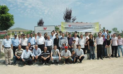 <font face="verdana,geneva" size="2">Serdivan Belediye Başkanı Zeki To&ccedil;oğlu ise, &uuml;lkemizin ve ilin &ouml;nemli sanayi kuruluşlarından birinin bu g&uuml;zel faaliyet i&ccedil;in burayı se&ccedil;tiği i&ccedil;in kendilerine teşekk&uuml;r ettiğini belirterek, b&ouml;lgenin yeşille anılacağını s&ouml;yledi. <br /><br />Toshio Suzuki ve Başkan To&ccedil;oğlu daha sonra birbirlerine plaket verdi. Suzuki ve Başkan To&ccedil;oğlu birlikte japon kırmızı erik ağacını diktiler, 3 d&ouml;n&uuml;m arazi &uuml;zerine erik ve akasya ağa&ccedil;larından 140 fidan dikildi. </font>