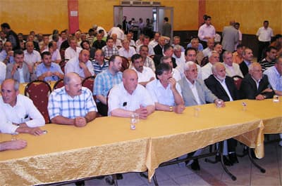 <font face="verdana,geneva" size="2">Sakarya'nın T&Uuml;VASAŞ ve ROTEM işbirliği sayesinde kazanacağını s&ouml;yleyen Bakan Yıldırım, <font color="#cc0000">&quot;Depremde &ccedil;ile &ccedil;eken Sakaryalılara hak ettiğini vermek boynumuzun borcudur&quot;</font> dedi. Yıldırım, a&ccedil;ılan kapatma davasına da değinerek, <font color="#cc0000">&quot;Milletin desteğini aldığımız s&uuml;rece gerisi bize vız gelir. Afra tafra yaparak birilerinin efendisi olmadık. Laf &uuml;retmeden &ccedil;alışarak insanımıza hizmet veriyoruz&quot;</font> diye konuştu. <br /><br />İşi g&uuml;c&uuml; olmayanların senaryolar &uuml;rettiğini ve Ankara'da oturup T&uuml;rkiye &uuml;zerinde planlar yapanlar olduğunu kaydeden Yıldırım, <font color="#cc0000">&quot;Ger&ccedil;ek g&uuml;ndemi g&ouml;rmek istemiyorlar&quot;</font> şeklinde konuştu. <br /><br />Atat&uuml;rk'&uuml;n g&ouml;sterdiği &ccedil;ağdaşlaşma ve modernleşme hedefinde ilerlediklerini s&ouml;yleyen Bakan Yıldırım, T&uuml;rkiye'nin bir hukuk devleti olduğunu, kendilerine sadece milletin 'Git' diyebileceğini, milletin kendilerine git demesi durumunda 'Eyvallah' diyerek kenara &ccedil;ekileceklerini belirtti. Yargıtay tarafından yayınlanan bildiri hakkında da değerlendirmelerde bulunan Binali Yıldırım, <font color="#cc0000">&quot;Yargı, Meclis'in y&uuml;r&uuml;tt&uuml;ğ&uuml; yasa değişikliklerine karşı a&ccedil;ıklama yapıyorsa bu nasıl demokrasidir? Bu nasıl bir anlayıştır. Herkes kendi işini yapmalı&quot; </font>dedi. </font>