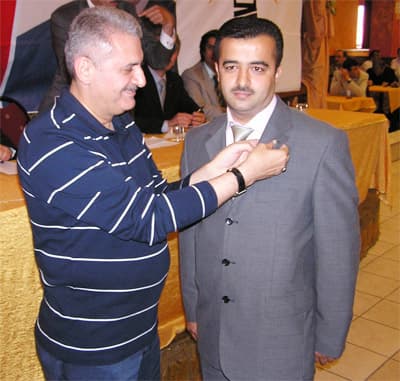 <font face="verdana,geneva" size="2">Bakan Yıldırım, konuşmasının ardından partiye &uuml;ye olan <strong>Aydın &Ouml;rme Lojistik Y&ouml;neticisi</strong> Basri Sevin&ccedil;'e rozetini taktı. Bakan Yıldırım, daha sonra milletvekilleri ve partililerle birlikte salondan ayrıldı. <br /><br />Toplantıya Bakan Yıldırım'ın yanı sıra AK Parti Genel Başkan Yardımcısı Şaban Dişli, milletvekilleri Hasan Ali &Ccedil;elik, Recep Yıldırım, Ayhan Sefer &Uuml;st&uuml;n, Sakarya B&uuml;y&uuml;kşehir Belediye Başkanı Aziz Duran, Merkez Belediye Başkanı S&uuml;leyman Dişli, AK Parti İl Başkanı Yusuf Alemdar, Merkez İl&ccedil;e Başkanı Hasan Ali &Ccedil;elik, belediye başkanları, il genel meclis &uuml;yeleri, gen&ccedil;lik kolları ve kadın kolları &uuml;yeleri katıldı.<br /><br /><br /><br /><strong><font size="4" color="#cc0000">&quot;Can G&uuml;venliği Herşeyden &Ouml;nemli&quot;<br /><br /></font></strong><font face="verdana,geneva" size="2">Karasu il&ccedil;esi'nde yapımı s&uuml;ren tersaneyi de gezen Ulaştırma Bakanı Binali Yıldırım, iş&ccedil;ilere iş g&uuml;venliği konusunda uyarılarda bulunarak, <strong>&quot;Can g&uuml;venliği her şeyden &ouml;nemli. İş ve para daha sonra gelir. Yeni tersaneler kurulur, ancak giden can geri gelmez&quot;</strong> dedi. <br /><br /></font></font>