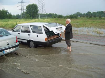 <p><font face="verdana,geneva" size="2">Meteoroloji İl M&uuml;d&uuml;rl&uuml;ğ&uuml; yetkilileri, sağanak yağışın yarın da devam edeceğini bildirdi. Yağışların <strong>&Ccedil;arşamba g&uuml;n&uuml;ne kadar</strong> devam edeceğini kaydeden yetkililer, hava sıcaklıklarında ciddi d&uuml;ş&uuml;şlerin yaşanmayacağını duyurdu.</font></p>