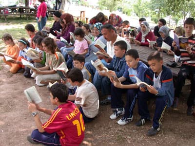 <p><font size="2"><font face="verdana,geneva"><strong>&Ouml;ĞRENCİLERİN BAŞARILARI ARTTI</strong> </font></font></p><p><font size="2"><font face="verdana,geneva"><font color="#cc0000">Kitap okuma kampanyasından sonra &ouml;ğrencilerin okuldaki başarılarının bariz bir şekilde arttığını g&ouml;rd&uuml;klerini belirten Ersen, okuduktan sonra &ouml;ğrencilerin hayatının değiştiğini şu &ouml;rnekle &ouml;zetledi:</font> &quot;Murat Kılı&ccedil; diye bir &ouml;ğrencimiz vardı. Performans Y&uuml;kseltme Sınavı (PYS) 496. sıralarda bulunuyordu. Kitap okuma kampanyasına katıldıktan sonra 5.5 ay sonra 96. sıraya y&uuml;kseldi. Hem kendisi hem de ailesi &ccedil;ok mutlu. Ayrıca yine PYS'de okulumuzdan ilk 10'da 3 &ouml;ğrenci vardı. Şimdi &ouml;ğrenci sayımız 7'ye &ccedil;ıktı. Okumak &ouml;ğrencilerin başarısının yanında sosyal ilişkilerini de g&uuml;&ccedil;lendirdi. Davranışları olumlu y&ouml;nde değişti. Başarılı &ouml;ğrenciler başarısız &ouml;ğrencileri ders &ccedil;alıştırmaya başladı. Okuduk&ccedil;a birbirlerine olan sevgi ve saygıları arttı. &Ouml;ğrencilerimizden Hafza Keleş, bir kampanya başlatarak eski ama iyi durumda kullanılabilir eşyaları toplayarak ihtiyacı olan diğer &ouml;ğrencilere dağıttı. Zehra Denksil isimli &ouml;ğrencimiz de mahallesinde temizlik kampanyası başlattı.&quot; </font></font></p>