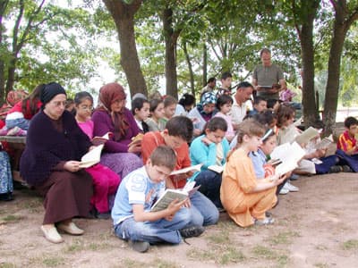 <p><font face="verdana,geneva" size="2">&Ouml;ğrenci velilerinden ev hanımı S&uuml;heyla Candan, her g&uuml;n oğlu Melih ile birlikte kitap okuduğunu belirterek, <font color="#cc0000">&quot;Kitap okumanın bu kadar g&uuml;zel bir şey olduğunun farkına vardım. Olaylara bakış a&ccedil;ım değişti. 5 ayda bir &ccedil;ok kitap bitirdim. Okuduğum her kitapla başka yerlere seyehat ediyorum gibi hissediyorum. Rehber &ouml;ğretmenimiz ve okul idarecilerimiz ile &ccedil;ocuklarımıza bizi kitapla buluşturduğu i&ccedil;in teşekk&uuml;r ediyorum. Bundan b&ouml;yle kitap okumayı s&uuml;rd&uuml;receğim&quot;</font> ifadelerini kullanıyor. </font></p><p><font face="verdana,geneva" size="2">Murat İnan'ın velisi Resul İnan'da ilk okumaya başladığında biraz sıkıldığını, ancak okumak i&ccedil;in artık akşamın gelmesini sabırsızlıkla beklediğini dile getiriyor. İnan <font color="#cc0000">&quot;Hele &ccedil;ocuğumla kitap okumak &ccedil;ok ayrı bir zevk. Kitap okurken kendimi mutlu hissediyorum&quot; </font>diye konuşuyor. 8 bin 846 sayfa kitap okuyarak iki hafta &uuml;st &uuml;ste birinci olan S&uuml;meyra Ulu da en &ccedil;ok nine ve babasıyla kitap okumaktan hoşlandığını, onlarla kitap okurken zamanın nasıl ge&ccedil;tiğini anlamadığını s&ouml;yl&uuml;yor. </font></p><p><font face="verdana,geneva" size="2">Murat Kılı&ccedil; ise kitap okuduktan sonra sınavlardaki başarılı olduğunu ve kendisine g&uuml;ven geldiğini s&ouml;zlerine ekliyor.</font></p>