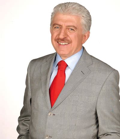 <p><font face="verdana,geneva" size="2">Sapanca'dan şehre i&ccedil;me suyu sağlanmasında kullanılan ve aylık 1 milyon YTL'ye yaklaşan enerji giderlerini sıfıra indirecek olan hidroelektrik santralleri sayesinde su maliyetleri azalacak. Sakarya Nehri &uuml;zerine kuracakları hidroelektrik santralleri ile bir ilki ger&ccedil;ekleştirmeye hazırlandıklarını belirten Sakarya B&uuml;y&uuml;kşehir Belediye Başkanı Aziz Duran, <font color="#cc0000">&quot;Şehrimizin enerji haritasını &ccedil;ıkardık. Sakarya Nehri &uuml;zerinde geniş kapsamlı sondajlar yaptık. G&ouml;rd&uuml;k ki, şehrimize adını veren doğa harikası Sakarya Nehri aslında bir zenginlik kaynağı. Şehrimizin değerlerini yine şehrimizin hizmetinde kullanma anlayışı ile Sakarya Nehri &uuml;zerinde 3 adet hidroelektrik santrali kurmak i&ccedil;in &ccedil;alışmalarımızı tamamladık.&quot;</font> dedi. </font></p><p><font face="verdana,geneva" size="2"></font></p><p><font face="verdana,geneva" size="2">T&uuml;rkiye'de bir ilki ger&ccedil;ekleştireceklerini ifade eden Duran, <font color="#cc0000">'Kazanan ve kazandıran belediyecilik'</font> anlayışını g&uuml;ndeme getirdiklerini, hidroelektrik santrallerinden elde edilen gelirle belediyenin &ccedil;ok daha hızlı hizmet &uuml;reten bir yapıya kavuşacağını s&ouml;zlerine ekledi. </font></p>