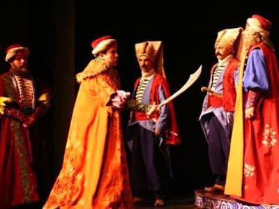 Ya Devlet Başa, Ya Kuzgun Leşe
