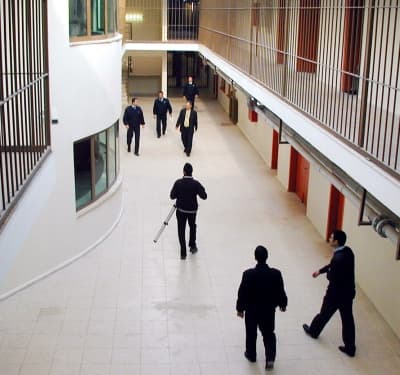 <font face="verdana,geneva" size="2">Sakarya Barosu Başkanı <strong>Ali Rıza Acart&uuml;rk</strong>, cezaevlerinin dolmasının nedeni olarak İnfaz Yasası'nın kısmen etkili olduğunu, ancak esas tehlikenin cezaevlerinde 1-2 yıl sonra ortaya &ccedil;ıkacağını s&ouml;yledi. <br /><br />Acart&uuml;rk, Ceza Kanunu ile birlikte İnfaz Yasası'nın da değiştiğini belirterek <font color="#ff0000">&quot;Cezaevinde kalma s&uuml;resi 2/5'ten 2/3 olarak değişti. Bundan dolayı cezaevinde kalan h&uuml;k&uuml;ml&uuml; sayısı da arttı. T&uuml;rkiye'de şartlarına g&ouml;re &ouml;zel bir cezaevi olan Ferizli L Tipi Cezaevi'nde h&uuml;k&uuml;ml&uuml; ve tutuklu sayısının artmasıyla yeniden koğuş sistemine d&ouml;n&uuml;l&uuml;yor. &Ccedil;&ouml;z&uuml;m koğuş sistemine d&ouml;nmek değil, daha b&uuml;y&uuml;k cezaevleri inşa etmektir. T&uuml;rkiye'de ne kadar cezaların işlenmemesi i&ccedil;in &ouml;nlem alınsa da su&ccedil; yine işleniyor. Bundan dolayı su&ccedil;lu insanların ıslahı i&ccedil;in daha b&uuml;y&uuml;k cezaevlerinin yapılması gerekiyor&quot;</font> dedi. <br /><br />D&uuml;nya barışı i&ccedil;in Milano'dan otostopla Tel Aviv'e gitmek i&ccedil;in yola &ccedil;ıkan ve Gebze'de &ouml;ld&uuml;r&uuml;len İtalyan sanat&ccedil;ı Pippa Bacca'nın katil zanlısı M.K. da g&uuml;venlik sebebiyle Gebze M Tipi Cezaevi'nden Sakarya Ferizli L Tipi Cezaevi'ne nakledilmişti.</font>