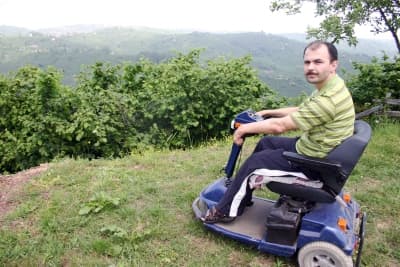 <font face="verdana,geneva" size="2">Olay sonrası GATA'daki doktorların kurşunun &ccedil;ıkartılması durumunda &ouml;lebileceğini s&ouml;ylediğini belirten Abatay, ayağa kalkma umudunu hi&ccedil; bir zaman yitirmediğini anlattı. Abatay, &quot;Doktorlar ameliyatın &ccedil;ok riskli olduğunu s&ouml;yledi. Kurşunun omurilikte tıpa g&ouml;revi yaptığını, eğer alınırsa iliğin akabileceğini ve masadan kalkamayacağımı ifade ettiler. Kurşun omurilikte olduğu i&ccedil;in sinir damarlarının kopuk olup olmadığını anlayamıyoruz, dediler. Kopuk değilse bacaklarına zamanla can gelmeye başlayacağını, kopuksa &ouml;m&uuml;r boyu yatağa mahkum olacağımı s&ouml;ylediler. Kurşunun sinirleri koparıp koparmadığını anlamak i&ccedil;in tomografi &ccedil;ekilmem gerekiyor. Ancak cihazdaki metal kurşunu &ccedil;ektiği i&ccedil;in, tomografi &ccedil;ektiremiyorum. O film &ccedil;ekilmeden sinir damarlarının kopuk olup olmadığı anlaşılmıyor.&quot; dedi.<br /><br /><font size="2"><font face="verdana,geneva"><strong>AŞIK OLDUĞU NİŞANLISINDAN AYRILMAK ZORUNDA KALDI</strong> </font></font></font><font face="verdana,geneva" size="2"><p><font face="verdana,geneva" size="2"></font></p><p><font face="verdana,geneva" size="2">D&uuml;ğ&uuml;n&uuml;ne 1 ay kala başına gelen talihsiz olay nedeniyle &ccedil;ok sevdiği nişanlısından ayrılmak zorunda kaldığını dile getiren Abatay, kurşunun geleceğiyle birlikte hayallerini de alıp g&ouml;t&uuml;rd&uuml;ğ&uuml;n&uuml; vurguladı. </font><font face="verdana,geneva" size="2">Sakat kaldıktan sonra nişanlısının kendisini bırakmak istemediğini belirten Abatay, ş&ouml;yle konuştu: <font color="#ff0000">&quot;Olay</font><font color="#ff0000"> başıma gelmeden &ouml;nce nişanlıydım ve d&uuml;ğ&uuml;n hazırlığı yapıyordum. Sakat kalınca yatağa mahkum oldum. Nişanlım her şeye rağmen beni bırakmadı. Ancak doktorlar y&uuml;r&uuml;me umudumun olmadığını s&ouml;yleyince nişanlımdan beni unutmasını istedim. Ona 'Beni unut, benden fayda yok. Senin de hayatını s&ouml;nd&uuml;remem' dedim. Birbirimizi sevmemize rağmen ayrılmak zorunda kaldık.&quot;</font> </font></p></font>