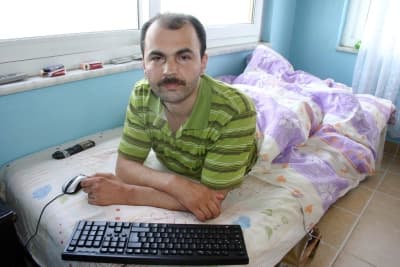 <p><font size="2"><font face="verdana,geneva"><strong>EN B&Uuml;Y&Uuml;K HAYALİ AYAĞA KALKIP MUTLU BİR YUVA KURMAK</strong> </font></font></p><p><font face="verdana,geneva" size="2"></font></p><p><font face="verdana,geneva" size="2">Kendisine kardeşiyle yengesinin sahip &ccedil;ıktığını kaydeden Abatay, g&uuml;nlerini bilgisayarda arkadaşlarıyla sohbet ederek ge&ccedil;irdiğini anlattı. Abatay, en &ccedil;ok gezmeyi, &ccedil;alışmayı ve mutlu bir yuvanın &ouml;zlemini duyduğunu ifade etti. Abatay, &quot;G&uuml;nlerim &ccedil;ok zor ge&ccedil;iyor. Akşama kadar yatmaktan kemiklerim acıyor. &Ccedil;alışan insandan daha fazla yoruluyorum. Eve bilgisayar aldık, onunla vakit ge&ccedil;iriyorum. Bilgisayarda oyun oynuyor, arkadaşlarla sohbet ediyorum. Kardeşlerimin yardımıyla ak&uuml;l&uuml; aracıma binebiliyorum ve dolaşıyorum. Hayattan tek beklentim; bir mucize olup ayağa kalkmak. En &ccedil;ok gezmeyi, &ccedil;alışmayı ve yuva kurmayı &ouml;zledim. Her şeyi &ouml;zl&uuml;yor insan yatağa d&uuml;ş&uuml;nce. Emsallerim evleniyor, yuva kuruyor ve geziyorlar. Benim g&ouml;z&uuml;m kalıyor.&quot; şeklinde konuştu. </font></p><p><font face="verdana,geneva" size="2">Sakat ağabeyini kimseye muhta&ccedil; etmeden baktıklarını s&ouml;yleyen<strong> Coşkun Abatay (30</strong>), ağabeyinin durumuna &ccedil;ok &uuml;z&uuml;ld&uuml;klerini belirtti. Abatay, s&ouml;zlerini ş&ouml;yle s&uuml;rd&uuml;rd&uuml;: &quot;Eşim ve ben ağabeyime bakıyoruz. Her konuda g&uuml;&ccedil;l&uuml;k yaşıyoruz. Bebekten daha zor bakması. Onun her şeyiyle ilgileniyoruz. &Ouml;mr&uuml;m&uuml;n yettiği s&uuml;rece ağabeyime bakacağım.&quot;</font></p>
