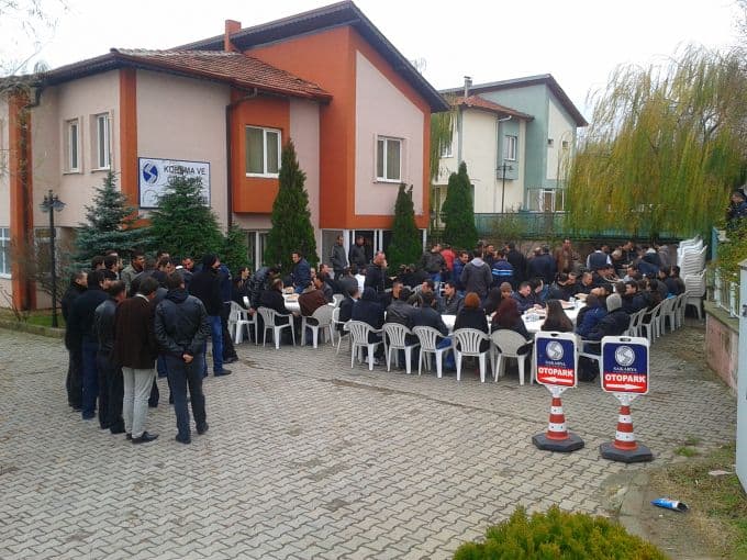 SAÜ'de Özel Güvenlik personellerine yemek