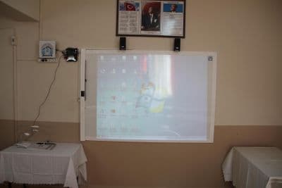 <div><font face="arial, helvetica, sans-serif" size="2">Okula kurulan interaktif sınıfa b&uuml;y&uuml;k ilgi g&ouml;steren &ouml;ğretmen ve &ouml;ğrenciler başkan Yazıcı&rsquo;ya ve hayırsever bağış&ccedil;ılara teşekk&uuml;r ettiler. Ayrıca Erdoğdu Ortaokulu okulu m&uuml;d&uuml;r&uuml; Taşkın Mallıoğlu eğitim, &ouml;ğretime ve Erdoğdu Ortaokulu&rsquo;na kazandırdığı interaktif sınıfa katkılarından dolayı Akyazı Belediye Başkanı Yaşar Yazıcı&rsquo;ya teşekk&uuml;r ederek plaket takdim etti.</font></div><div><font face="arial, helvetica, sans-serif" size="2"><br /></font></div><div><font face="arial, helvetica, sans-serif" size="2">Yeni sınıfta bir s&uuml;re &ouml;ğrencilerle sohbet eden Başkan Yazıcı, &ldquo;Eğitim ve siz değerli &ouml;ğrenciler, bizim hep &ouml;nceliğimiz oldunuz. Sizler i&ccedil;in, sizlerin eğitimleriniz i&ccedil;in her t&uuml;rl&uuml; fedakarlığı bu zamana kadar yaptık ve yapmaya devam edeceğiz. G&ouml;n&uuml;l ister ki b&uuml;t&uuml;n &ouml;ğrenim kurumlarımızda &ouml;ğrencilerimiz bu şekilde interaktif sınıflarda eğitim g&ouml;rs&uuml;nler ama interaktif sınıf maliyetli bir uygulama olduğundan bu anlamda elimizden geldiğince ve g&uuml;c&uuml;m&uuml;z&uuml;n yettiğince ve hayırseverlerin destekleri ve bağışlarıyla interaktif sınıfları inşallah kurmaya devam edeceğiz. Bu bir &ouml;rnek &ccedil;alışma oldu inşallah bu &ouml;rnek uygulamamız diğer okullarımızda da devam edecektir&rdquo; dedi.</font></div><div><font face="arial, helvetica, sans-serif" size="2"><br /></font></div><div><font face="arial, helvetica, sans-serif" size="2">Akyazı İl&ccedil;e Milli eğitim M&uuml;d&uuml;r&uuml; Mesut Papatya da, &ldquo;Başkanımıza &ouml;rnek davranışından &ouml;t&uuml;r&uuml; teşekk&uuml;r ediyoruz bizde diğer okullarımızdaki eksikleri elimizden geldiği kadar gidermeye &ccedil;alışıyoruz&rdquo; dedi.</font></div>