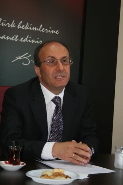 <font face="arial,helvetica,sans-serif" size="2">Verem hastalığının etkeninin mycobacterium tuberculozis adlı basil olduğunu belirten Erdoğan, &quot;<font color="#0000FF">Hastalığın  kaynağı tedavi g&ouml;rmemiş aktif akciğer ve gırtlak veremi olan  hastalardır. Verem hastalığı hava yolu ile bulaşır. Hasta insanların  &ouml;ks&uuml;rme ve hapşırmaları ile ortama yayılan mikropların hasta olmayan  insanlar tarafından solunum yolu ile alınması sonucu hastalık  oluşmaktadır. Tedavi edilmeyen her hasta yılda 10-15 kişiye hastalığı  bulaştırır.</font> Hastalık kaynağı ile karşılaşma s&uuml;resi, ortamın  genişliği ve ortamın havalanması bulaşmada &ouml;nemlidir. En &ccedil;ok hastanın  birlikte yaşadığı aile bireylerine ve yakın &ccedil;alışma arkadaşlarına  bulaşma olur. İla&ccedil; tedavisine başlandıktan sonra ortalama 2-3 haftada  bulaştırıcılık b&uuml;y&uuml;k oranda azalır. İnsanların yaklaşık olarak &uuml;&ccedil;te  birinin v&uuml;cudunda verem mikrobu adeta hapsedilmiş bir şekilde herhangi  bir belirti vermeksizin varlığını s&uuml;rd&uuml;r&uuml;r. Herhangi bir sebeple v&uuml;cut  direnci d&uuml;şt&uuml;ğ&uuml; zaman hastalık ortaya &ccedil;ıkabilir. V&uuml;cut direncini kıran  hastalıkların en başında AIDS gelir. Şeker hastalığı, b&ouml;brek hastalığı,  bazı kanserler, ila&ccedil; ve alkol bağımlılığı, sigara kullanımı ve diğer  bazı kronik hastalıklar v&uuml;cut direncini d&uuml;ş&uuml;ren diğer etkenlerdir.  Bebeklerde ve yaşlılarda da v&uuml;cut direnci d&uuml;ş&uuml;kt&uuml;r&quot; dedi.<br /><br />&ldquo;Verem  hastalığı en &ccedil;ok akciğerleri tutar. Hastalık akciğer zarları, lenf  bezleri, kemikler, b&ouml;brekler, beyin zarları ve diğer organlarda da  g&ouml;r&uuml;lebilir&rdquo; diyen Erdoğan şunları s&ouml;yledi: &quot;<font color="#0000FF">Verem  hastalığının genel belirtileri; halsizlik, iştahsızlık, kilo kaybı,  &ccedil;ocuklarda kilo alamama ve gece terlemesidir. &Ouml;ks&uuml;r&uuml;k, balgam, &ouml;ks&uuml;r&uuml;kle  kan t&uuml;k&uuml;rme, g&ouml;ğ&uuml;s-sırt-yan ağrısı ve nefes darlığı hastalığın sebep  olduğu akciğer yakınmalarıdır</font>. Gırtlak vereminde ses kısıklığı  olabilir. İki-&uuml;&ccedil; haftadan daha uzun s&uuml;ren &ouml;ks&uuml;r&uuml;klerde verem hastalığı  akla gelmelidir. Hastanın şikayetleri, klinik muayene bulguları ve  akciğer r&ouml;ntgeni bulguları hekimin verem hastalığından ş&uuml;phelenmesine  neden olur. Verem teşhisi balgamda verem mikrobunun g&ouml;sterilmesi ile  konulur. Verem ila&ccedil; ile tedavi edilebilen bir hastalıktır. Standart olan  ila&ccedil; tedavi şekli verem savaş birimlerinde ve hastanelerde aynıdır.  Verem teşhis ve tedavisi &uuml;cretsizdir. Tedavi evde veya hastanede  uygulanabilir, ancak diren&ccedil;li verem hastalarının mutlaka hastanede  tedavi edilmesi gerekir. Verem hastalığından korunmak i&ccedil;in, verem aşısı  yaptırılmalıdır. Ancak sadece aşılama verem hastalığından korunmak i&ccedil;in  yeterli değildir. Toplumsal d&uuml;zeyde korunma sağlanmalıdır. Verem  hastalığından toplumsal d&uuml;zeyde korunmanın en etkin yolu, toplumun  i&ccedil;indeki verem hastalığı olan kişilerin olabildiğince erken tespit  edilip bir an &ouml;nce bu hastaların tedavisine başlanmasıdır. Tedaviye  erken başlanırsa hastalık daha az kişiye bulaşmış olur. Tedaviye  başlandıktan 2-3 hafta sonra bulaştırıcılık azalmaktadır. Bu sebeple  erken teşhis konulup tedaviye başlanması tolum sağlığı a&ccedil;ısından b&uuml;y&uuml;k  &ouml;nem taşımaktadır. İki-&uuml;&ccedil; hafta veya daha uzun s&uuml;ren &ouml;ks&uuml;r&uuml;k şikayeti  olan kişiler mutlaka aile hekimine, verem savaş birimine veya g&ouml;ğ&uuml;s  hastalıkları uzmanın bulunduğu bir hastaneye m&uuml;racaat etmelidir. Verem  hastalığından korunmak i&ccedil;in genel temizlik ve hijyen kurallarına  uyulması b&uuml;y&uuml;k &ouml;nem taşımaktadır. Verem mikrobu g&uuml;neş g&ouml;rmeyen  ortamlarda havada uzun s&uuml;re canlı kalabilmektedir. G&uuml;neş ışınları  i&ccedil;indeki ultraviyole dalgalar verem mikrobunun kısa s&uuml;rede etkisiz hale  getirmektedir.&quot;<br /><br />Erdoğan veremden korunmak i&ccedil;in; &ldquo;&Ouml;ks&uuml;r&uuml;rken veya  aksırırken ağzımızı bir mendille kapatmalıyız, sık sık ellerimizi  yıkamalıyız, bulunduğumuz ve yaşadığımız ortamları sık sık  havalandırmalıyız, sigara i&ccedil;memeliyiz ve bulunduğumuz ortamlarda sigara  i&ccedil;ilmesine izin vermemeliyiz, d&uuml;zenli ve dengeli beslenmeliyiz&rdquo;  &ouml;nerilerinde bulundu.</font>