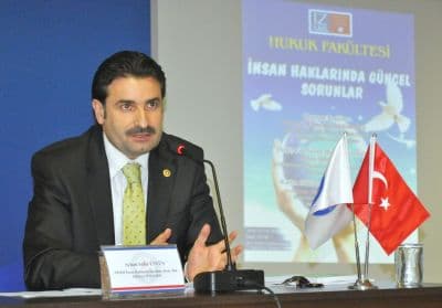 <font face="arial,helvetica,sans-serif" size="2">&quot;<strong>Filistin Askısı Kimsenin Umurunda Değil</strong>&quot;<br /><br />T&uuml;rkiye&rsquo;nin  insan haklarının korunması konusunda yıllar i&ccedil;inde &ouml;nemli gelişme  kaydettiğini s&ouml;yleyen &Uuml;st&uuml;n, 2012 yılını T&uuml;rkiye i&ccedil;in insan haklarını  korumada kurumsallaşma yılı olarak tanımladı. &Uuml;st&uuml;n, Anayasa  Mahkemesi&rsquo;ne bireysel başvuru hakkının sağlanması, Kamu Denet&ccedil;iliği  Kurumu ve İnsan Hakları Kurulu&rsquo;nun kurulmasının &ccedil;ok &ouml;nemli gelişmeler  olduğunu kaydetti ve s&ouml;zlerine ş&ouml;yle devam etti: &ldquo;Bundan 10 yıl &ouml;nce  karakol envanterinde Filistin askısı bulunmasına ses &ccedil;ıkarılmazken bug&uuml;n  karakolda atılan tokat i&ccedil;in b&uuml;t&uuml;n T&uuml;rkiye ayağa kalkıyor. Eskiden  cezaevlerinde &ouml;l&uuml;m&uuml; konuşuyorduk, bug&uuml;n sıkışıklık sorununu konuşuyoruz.  T&uuml;rkiye&rsquo;nin artık kadın sığınma evlerinin yetersizliği, cezaevlerinde  k&ouml;t&uuml; muamele, faili me&ccedil;hul cinayetler gibi sorunları yok.&rdquo;<br /><br />Uygulama a&ccedil;ısında T&uuml;rkiye&rsquo;nin Avrupa&rsquo;dan ilerde olduğu pek &ccedil;ok durum yaşandığını dile getiren &Uuml;st&uuml;n, <font color="#0000FF">&ldquo;Ge&ccedil;miş  yıllarda savaştan ka&ccedil;mak i&ccedil;in Libya&rsquo;dan İtalya&rsquo;ya ge&ccedil;mek isteyen 3 bin  kişi Avrupa i&ccedil;in b&uuml;y&uuml;k sorun olmuş, bir gecede Schengen vize şartlarını  değiştirmişlerdi. Bug&uuml;n sadece Suriye sınırımızda 150 bin, toplamda 180  bin g&ouml;&ccedil;menimiz var. İhtiya&ccedil; duyulan her yerde de onlara destek olmaya  devam edeceğiz&rdquo;</font> dedi.</font>