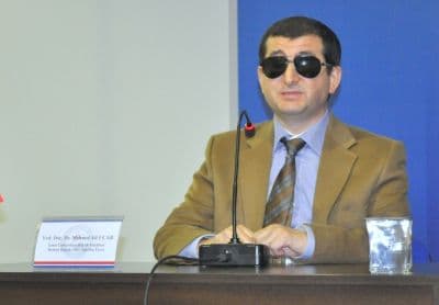 <font face="arial,helvetica,sans-serif" size="2"><strong>&quot;Kadına Şiddetin &Ouml;nlenmesinde G&ouml;rev Hakim ve Savcının</strong>&quot;<br /><br />Kadına  şiddetin &ouml;nlenmesi i&ccedil;in de Avrupa&rsquo;nın &ouml;tesinde bir yasa &ccedil;ıkarıldığını  belirten &Uuml;st&uuml;n, &ldquo;Uygulamalar konusunda hatalar yapılabiliyor. Bu noktada  g&ouml;rev hakim ve savcılara d&uuml;ş&uuml;yor. Tekrarlanan şiddet olayında &ouml;l&uuml;m  aşamasına gelinmeden karar verilmesi ve uygulanması gerekiyor&rdquo; diye  konuştu.<br /><br />Birleşmiş Milletler&rsquo;in İnsan Hakları Evrensel  Bildirgesi&rsquo;ni kabul etmesi ile insan hakları kavramının evrensel bir  değer haline geldiğini ifade eden Prof. Dr. Merdan Hekimoğlu da, yaşanan  b&uuml;y&uuml;k acıların ardından Avrupa&rsquo;da bilinci kazanılan insan hakları i&ccedil;in  doğu k&uuml;lt&uuml;r&uuml; ve felsefesi i&ccedil;inde uzun yıllardır referans metinler  bulunduğunu s&ouml;yledi.<br /><br />Konuyu kadın hakları a&ccedil;ısından tedbir  nafakası uygulamaları &uuml;zerinden değerlendiren Yrd. Do&ccedil;. Dr. Mehmet Ali  U&ccedil;ar ise, nafaka davalarının sonu&ccedil;lanmasının uzun zamana yayılmasının  b&uuml;y&uuml;k sorunlar yarattığını vurguladı. İnsan haklarının dayanması gereken  iki temel hakkı ekonomik &ouml;zg&uuml;rl&uuml;k ve &ouml;rg&uuml;tl&uuml;l&uuml;k olarak tanımlayan U&ccedil;ar,  <font color="#0000FF">&ldquo;M&uuml;lkiyet ve &ouml;rg&uuml;tlenme hakkı olmayanlar i&ccedil;in insan haklarından  bahsetmek zordur. Parası olmayan hakkını mahkemede arayamaz, tanıdığı  olmayana sahip &ccedil;ıkılmaz. O nedenle &ouml;zellikle tedbir nafakası davalarının  kısa s&uuml;re i&ccedil;inde sonu&ccedil;lanması gerekmektedir</font>&rdquo; dedi.</font>