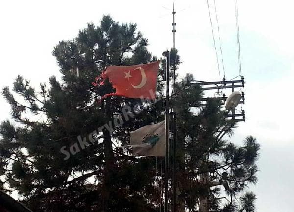 Parçalanmış Türk Bayrağı tepki çekiyor