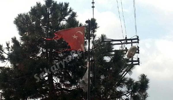 Parçalanmış Türk Bayrağı tepki çekiyor