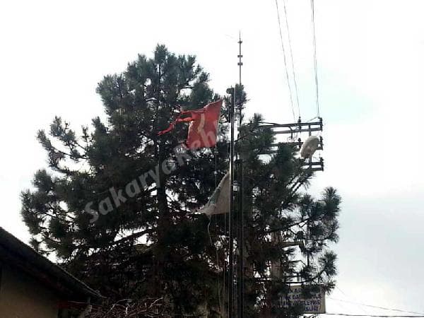 Parçalanmış Türk Bayrağı tepki çekiyor
