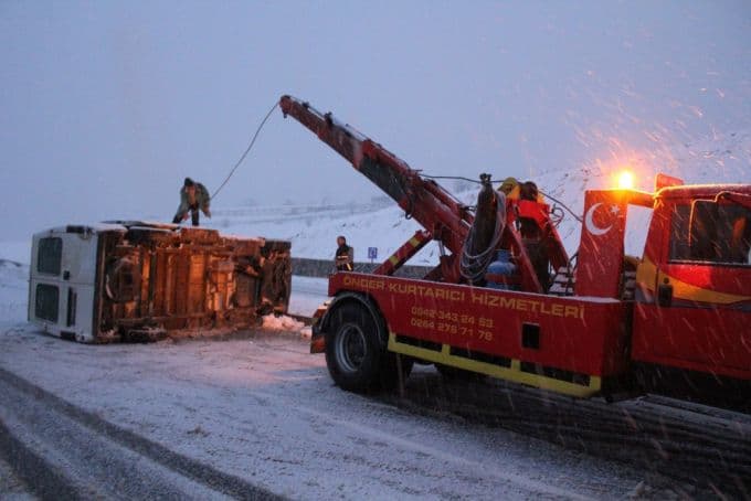 Kaynarca'da minibüs devrildi