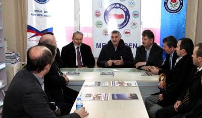 <font face="arial,helvetica,sans-serif" size="2">Sendika y&ouml;neticilerinin  d&uuml;ş&uuml;ncelerini ve taleplerini dinleyen başkan Zeki To&ccedil;oğlu, birlik ve  beraberliğin &ouml;nemine dikkat &ccedil;ekti. Başkan To&ccedil;oğlu, &quot;Memurlarımız  g&uuml;n&uuml;m&uuml;zde bir&ccedil;ok yeni hizmetle buluşuyorlar, inşallah daha iyi  hizmetlerle de buluşacaklar. Biz yerel y&ouml;netimler olarak fikir ayrılığı  yapmadan her vatandaşımıza hizmet g&ouml;t&uuml;rme gayretini nasıl g&ouml;steriyorsak  sendikalarımız da aynı hizmet sevdası ile &ccedil;alışma y&uuml;r&uuml;tmesi gerektiği  d&uuml;ş&uuml;ncesindeyim. Her konuda birbirimize destek olmamız, şehrimiz,  milletimiz ve &uuml;lkemiz i&ccedil;in birlikte y&uuml;r&uuml;memiz gerek&quot; ifadelerini  kullandı<font size="2">.</font></font>