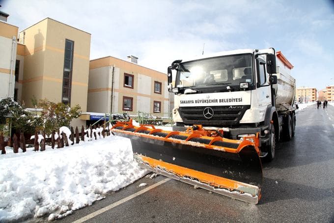 Büyükşehir'de kar mesaisi