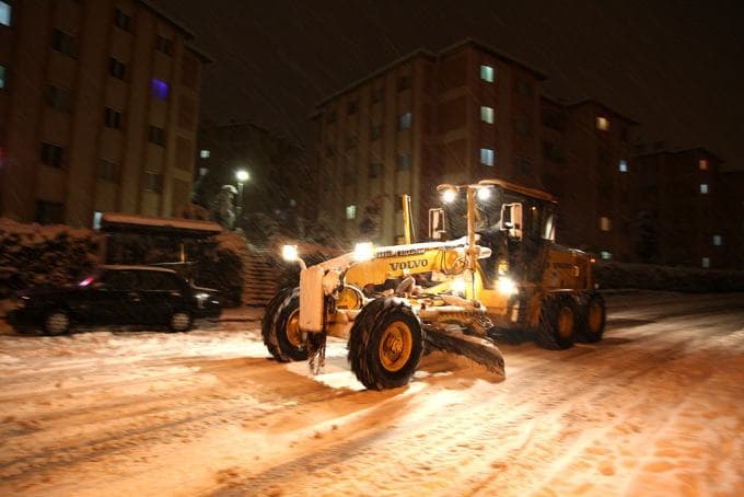 Büyükşehir'de kar mesaisi