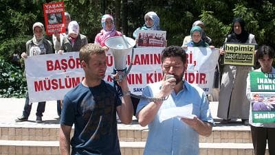 <p><font size="2"></font><font face="verdana,geneva"><font size="2">A&ccedil;ıklama darbelerden, vesayet&ccedil;i anlayıştan, hukuksuzluktan ve paramiliter yapılanmalardan medet umarak islami kimliğe y&ouml;nelik her t&uuml;rl&uuml; talebi yasaklayanlara karşı direniş &ccedil;ağrısının yapıldığı a&ccedil;ıklama şu s&ouml;zlerle son buldu: &quot;</font><font size="2">&Ccedil;abalarımızı ve varlığımızı; uzun soluklu bir tevhid, adalet ve &ouml;zg&uuml;rl&uuml;k m&uuml;cadelesine adamadığımız s&uuml;rece var olamayız. Vahyin hayata d&ouml;n&uuml;k mesajlarını; &ouml;nc&uuml; bir şahitlik bilinciyle doğrudan hayatın ve m&uuml;cadelenin ortasına taşımadığımızda eksik kalırız. Kur&rsquo;an ile uyarma sorumluluğunu, Kur&rsquo;an ile direnme perspektifinden ayrı d&uuml;ş&uuml;nemeyiz. Bu sebeple, bizim i&ccedil;in &ldquo;Baş&ouml;rt&uuml;s&uuml;ne &ouml;zg&uuml;rl&uuml;k&rdquo; demek, &ldquo;La ilahe illallah&rdquo; demekten ayrı bir c&uuml;z değildir. Her t&uuml;rl&uuml; zulme, şirke, tuğyana ve ifsada &ldquo;L&acirc;&rdquo; diyoruz! Baş&ouml;rt&uuml;s&uuml; yasağına &ldquo;L&Acirc;&rdquo; diyoruz! &quot;<br /><br />Eylemde, &quot;Baş&ouml;rt&uuml;s&uuml; İslam'ın Emri M&uuml;sl&uuml;man Kadının Kimliğidir&quot; ve &quot;Tevhid Adalet &Ouml;zg&uuml;rl&uuml;k&quot; pankartlar ve &ldquo;İnancına &Ouml;rt&uuml;ne Kimliğine Sahip &Ccedil;ık&rdquo;,&ldquo;Baş&ouml;rt&uuml;m&uuml;z Kimliğimiz Vazge&ccedil;meyiz&rdquo;, &rdquo;Sen Değilsen Kim; Şimdi Değilse Ne Zaman&rdquo;, &ldquo;Yaşasın K&uuml;resel İntifada&rdquo; yazılı d&ouml;vizler taşıyan platform mensupları, &ldquo;Direniş Var;Yılgınlık Yok&rdquo; ve &ldquo;Darbeciler Halka Hesap Verecek<strong>&rdquo; </strong>sloganlarını attılar. </font></font></p>