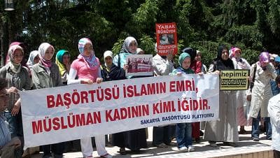 <strong><font face="verdana,geneva"><font size="2">Sakarya Baş&ouml;rt&uuml;s&uuml; Platformu, 142&rsquo;nci Basın A&ccedil;ıklaması </font><font size="2">Baş&ouml;rt&uuml;s&uuml; Yasağına &ldquo;L&Acirc;&rdquo; Diyoruz!</font></font></strong><strong> <p align="left"><font face="verdana,geneva" size="2"></font></p></strong><p align="left"><font face="verdana,geneva" size="2">Baş&ouml;rt&uuml;s&uuml;ne kısmi serbestlik tanıyan değişikliğe ilişkin olarak hazırlanan &ouml;n incelemede, başvurunun iptalinin istenmesi baş&ouml;rt&uuml;s&uuml; karşıtlarını telaşlandırdı. Baş&ouml;rt&uuml;s&uuml; yasağının kaldırılmasına dair en ufak ihtimale dahi şiddetle karşı &ccedil;ıkanlar; yargı muhtıraları veriyorlar. A&ccedil;ık&ccedil;a, baş&ouml;rt&uuml;s&uuml; değişikliğine ilişkin s&uuml;recin engellenemediğinden şik&acirc;yet ediyorlar. 12 Eyl&uuml;l&rsquo;&uuml;n askeri vesayet&ccedil;i anlayışı ile yapılan yasak&ccedil;ı yasaları savunan bir yargı mekanizmasından adil kararlar &ccedil;ıkması nasıl beklenebilir? </font></p><p align="left"><font face="verdana,geneva" size="2"></font></p><p align="left"><font face="verdana,geneva" size="2">Halkın kimlikleri, inan&ccedil; ve değerleri s&ouml;z konusu olduğunda hukuk, hak ve &ouml;zg&uuml;rl&uuml;kleri bir kenara bırakarak, resmi ideolojiden taraf olan yargı oligarşisi; darbeci zihniyete hizmet ederek yetkilerini k&ouml;t&uuml;ye kullanmaktadır. Hukuksuzca yasaklanan baş&ouml;rt&uuml;s&uuml;ne ilişkin kritik bir karar aşamasındayken, mahkeme &uuml;yelerine yasak&ccedil;ılık noktasında cesaret verenler; ancak zulm&uuml;n taşeronu olabilirler. B&ouml;ylesi bir s&uuml;re&ccedil;te, baş&ouml;rt&uuml;l&uuml; bir &ouml;ğretmeni &ldquo;k&ouml;t&uuml; &ouml;rnek&rdquo; g&ouml;steren ve baş&ouml;rt&uuml;s&uuml;n&uuml;n sokakta dahi yasaklanmasını savunarak tarafını a&ccedil;ık&ccedil;a beyan etmiş bir kişinin, yargı sisteminin en &ouml;nemli g&ouml;revlerinden birine se&ccedil;ilmesinin anlamı belli değil midir? </font></p><p align="left"><font face="verdana,geneva" size="2"></font></p>