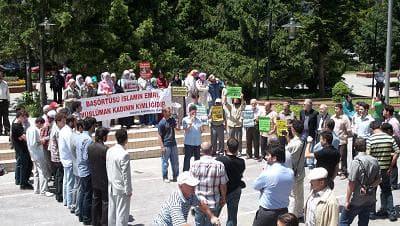 <p align="left"><font face="verdana,geneva" size="2">G&uuml;n ge&ccedil;tik&ccedil;e tıkanan ve tıkandık&ccedil;a saldırganlaşan bu vesayet&ccedil;i hukuk anlayışı, kendi kendini deşifre ediyor. Halk adına karar verdikleri s&ouml;ylenenlerin ger&ccedil;ek niyetleri ortaya &ccedil;ıkıyor. Halen 27 Mayıs askeri darbesine &ouml;zlem duyan, 12 Eyl&uuml;l&rsquo;&uuml;n otoriter y&ouml;netimini d&ouml;rt g&ouml;zle bekleyen, halkı sindirmek i&ccedil;in her t&uuml;rl&uuml; haince yola başvuran bu Ergenekoncu zihniyet daha fazla ayakta duramaz. Yaşadığımız g&uuml;nler; iktidar ve servetlerini, darbe d&ouml;nemlerindeki rant ilişkilerinden elde edenlerin &ccedil;&ouml;k&uuml;ş d&ouml;nemidir. Mazlum ve mustazafların sırtından ge&ccedil;inerek, darbe g&uuml;nlerinde k&ouml;şeyi d&ouml;nenler i&ccedil;in kalan g&uuml;nler sayılıdır. Daha &ccedil;ok saldırganlaşmaları bu y&uuml;zdendir ve bu sebeple, yeni bir darbe i&ccedil;in t&uuml;m imkanları zorlamaları da ihtimal dahilindedir! Ergenekon &ouml;rg&uuml;t&uuml;n&uuml;n, Sakarya&rsquo;da yeni bir eylem hazırlığı i&ccedil;inde olabileceğinin ifade edilmesi de bu ihtimali doğrulamaktadır. </font></p><p align="left"><font face="verdana,geneva" size="2"></font></p><p align="left"><font face="verdana,geneva" size="2">Yargıdan &uuml;st&uuml; kapalı gelen &ldquo;rejim elden gidiyor&rdquo; mesajının akabinde, kartel medyanın &ldquo;laiklik de elden gidiyor&rdquo; haberlerindeki artış boşuna değil. Baş&ouml;rt&uuml;s&uuml; d&uuml;şmanlığında, haberciliği ihbarcılığa d&ouml;n&uuml;şt&uuml;renler, &ldquo;mahalle baskısı&rdquo; yalanlarına &ldquo;meyhane baskısı&rdquo; haberlerini ekliyorlar. İ&ccedil;ki servisi yapılmamasından &ldquo;irtica geliyor&rdquo; yaygarası koparanlar ya da Diyanet&rsquo;in verdiği fetvalardan &ldquo;laik hayat tarzımıza saldırıyorlar&rdquo; yorumu &ccedil;ıkaranlar; bu toz duman arasında ger&ccedil;ekleri g&ouml;zden ka&ccedil;ırabileceklerini mi zannediyorlar?</font></p><p align="left"><font face="verdana,geneva" size="2"></font></p>