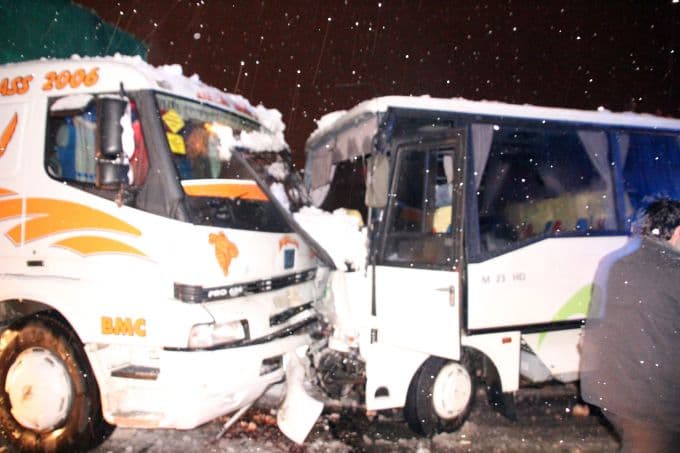 Yolcu minibüsüyle kamyon kafa kafaya!