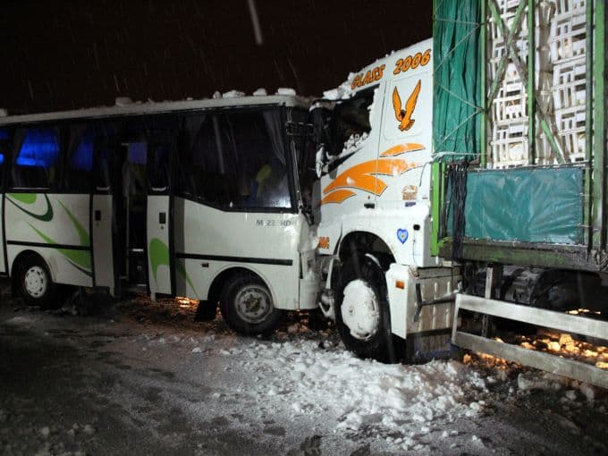 Yolcu minibüsüyle kamyon kafa kafaya!