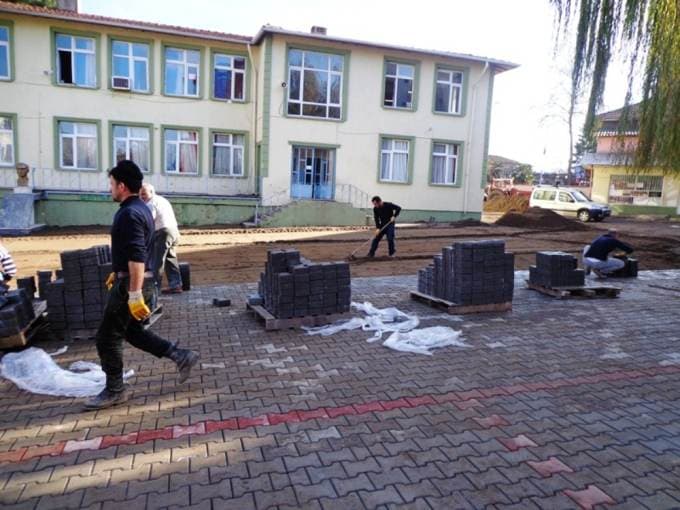 Hürriyet İlköğretim Okulu'na bahçe düzenlemesi