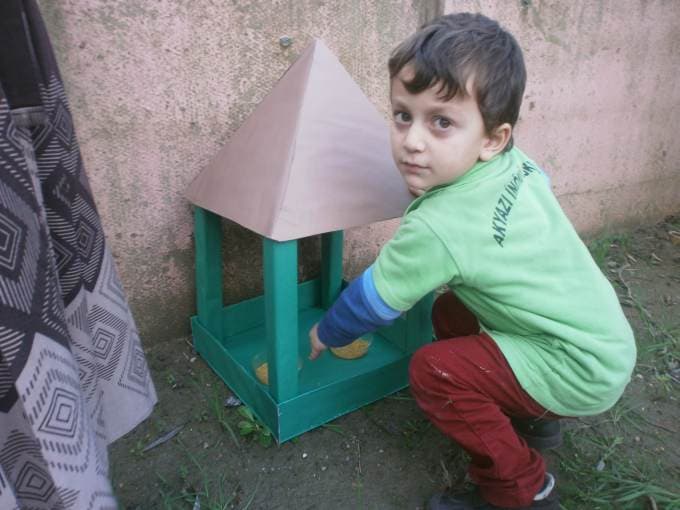 Miniklerden kuşlara "şefkat eli"