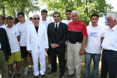 <font face="verdana,geneva" size="2">Bug&uuml;n erkek sporculara yapılan bu olayın yarın bayan voleybol takımı, bayan y&uuml;z&uuml;c&uuml;ler ve basketbol takımına sirayet edebileceğini iddia eden <strong><font color="#cc0000">Toprak a&ccedil;ıklamasını ş&ouml;yle s&uuml;rd&uuml;rd&uuml;:</font></strong> &quot;Onun i&ccedil;in yetkililerin bu işi yapanları bulup cezalandırması gerekir. &Uuml;lkemizin bayrağını dalgalandıracak bu gen&ccedil;lere sahip &ccedil;ıkılmasını tavsiye ediyorum. H&uuml;kumet yetkilileri burada olsunlar, bu olayı enine boyuna irdeleyip araştırsınlar. G&ouml;rd&uuml;ğ&uuml;m kadarıyla h&uuml;k&uuml;m et yetkililerinden burada hi&ccedil; kimse yok. Olay &uuml;z&uuml;c&uuml; ve kaygı verici boyuttadır. Toplum bir ayrışım noktasına doğru gidiyor. Bu kaygılarımızı umut ederim h&uuml;kumet yetkilileri dikkate alırlar gereğini yapanlar.&quot; <br /><br /><strong>Gazetecilerin <font color="#cc0000">'Bu olayı Meclis'e taşıyacak mısınız?'</font> şeklindeki sorusu &uuml;zerine Toprak,</strong> &quot;Bu olayı g&uuml;ndeme getirmek &ouml;nemli. Her olay Meclis'e taşınacak diye bir kural yok. Olay es ge&ccedil;ilecek bir olay da değil. 85 yıllık T&uuml;rkiye Cumhuriyeti'nde ilk kez tarihi bir olay ger&ccedil;ekleşiyor. Kendi milli sporcunuzu, bayrağımızı dalgalandıran, İstiklal Marşımızı d&uuml;nya salonlarında okutan gencimizi burada darp ediyorsunuz. Olay vahimdir. Olayı g&uuml;ndeme getirerek, yetkililerden bir an evvel su&ccedil;lular hakkında gereğinin yapılmasını tavsiye ediyorum. Saldıranların 18 yaşından k&uuml;&ccedil;&uuml;k olduğunu s&ouml;yl&uuml;yorlar, ama olayı canlı yaşayan kişiler &ouml;yle olmadığını s&ouml;yl&uuml;yorlar. Video kayıtları olduğu s&ouml;yleniyor. Eğer o video kayıtları alıp incelenirse yaşlarının ne olduğu ortaya &ccedil;ıkar. Ama 25 kişinin birleşip bir araya toplanmış olmasını dikkatinize sunuyorum.&quot; <strong>ifadelerini kullandı.</strong> Toprak, ayrıca sporcuların cep telefon numaralarını da aldı. </font>