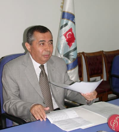 <p><font face="verdana,geneva" size="2"><strong>İFADELERDE 'TAYT YA DA ŞORT' KELİMESİ GE&Ccedil;MİYOR</strong></font></p><p><font face="verdana,geneva" size="2">Olayın tamamen bu şekilde geliştiğini dile getiren Atak, bunu başka yerlere &ccedil;ekmenin il&ccedil;eyi haksız g&ouml;stermenin m&uuml;mk&uuml;n olmadığını vurguladı. </font></p><p><font face="verdana,geneva" size="2">Gerek sporcu, gerek antren&ouml;r ve gerekse profes&ouml;r&uuml;n polise verdiği ifadede hi&ccedil; bir şekilde 'şort, tayt' kelimesi ge&ccedil;mediğini dile getiren Atak, <font color="#cc0000">&quot;31 Mayısta Karakola bir m&uuml;racaat var. Ankara &Uuml;niversitesi K&uuml;rek Takımı Kafile Başkanı Prof.Dr. Yılmaz Ak&ccedil;a'nın m&uuml;racaatı bu. Lise bah&ccedil;esinde park halinde bulunan ara&ccedil;larının lastiklerinin indirildiğini ve sporcularında bazı gen&ccedil;ler tarafından hakaret maruz kalıp, darp edildiğini beyan etmişler. Ancak resmi ifadelerde 'tayt, şort' kelimesi ge&ccedil;miyor. Kafilede bulunanların basına değişik beyanatları olmuştur. Bu durum bizi &uuml;zm&uuml;şt&uuml;r. Neden b&ouml;yle bir a&ccedil;ıklama yaptılar anlamış değiliz.&quot;</font> diye konuştu. </font></p><p><font face="verdana,geneva" size="2"></font></p>