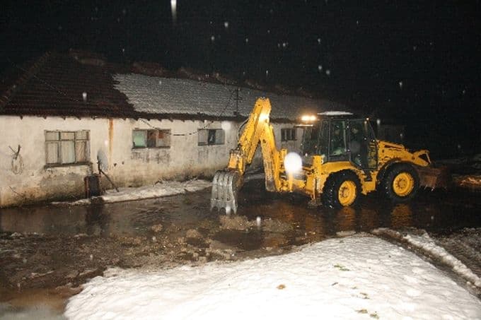 Eriyen kar suları heyelana neden oldu