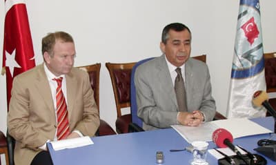<p><font face="verdana,geneva" size="2">Sapanca'da k&uuml;rek yarışlarının 5 yıldır yapıldığını vurgulayan Atak, bu g&uuml;ne kadar en k&uuml;&ccedil;&uuml;k bir olayın bile olmadığının altını &ccedil;izerek, <font color="#cc0000">&quot;Sapancamız yoğun olarak turizmin yapıldığı bir yerdir. Yeni yeni yatırımlar yapılmaktadır. İlimizi, il&ccedil;emizi farklı g&ouml;stermenin faydası yoktur.&quot;</font> ifadelerini kullandı. </font></p><p><font face="verdana,geneva" size="2">Atak, olaydan hemen sonra biri 18 yaşından b&uuml;y&uuml;k diğer d&ouml;rd&uuml; de ise 18 yaşından k&uuml;&ccedil;&uuml;k 5 kişinin g&ouml;zaltına alındığını belirterek, Cumhuriyet savcısının talimatıyla 1 kişi hari&ccedil; 4 k&uuml;&ccedil;&uuml;k yaştaki &ccedil;ocuğun serbest bırakıldığını s&ouml;zlerine ekledi. </font></p>