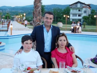<p><font face="verdana,geneva" size="2"><strong>BAŞARI</strong></font></p><p><font size="2"><font face="verdana,geneva"><font color="#ff0000">34 &ouml;ğrencinin mezun olduğu gecede</font>, bir konuşma yapan<strong> </strong>Sapanca Anadolu Lisesi M&uuml;d&uuml;r&uuml; Mehmet Nuri Dede; okullarının 2004&ndash;2005 Eğitim &Ouml;ğretim Yılı'yla birlikte a&ccedil;ıldığını belirterek, bug&uuml;n ise 20 &ouml;ğretmen kadrosuyla birlikte ilk mezunların vermenin heyecan ve mutluluğunu yaşadığını s&ouml;yledi. Ama&ccedil;larının okullarında başarılı birer &ouml;ğrenci yetiştirmek olduğunu ifade eden Okul M&uuml;d&uuml;r&uuml; Mehmet Nuri Dede, mezun olan t&uuml;m &ouml;ğrencileri tebrik ederek, &uuml;niversite hayatında başarılarının devamını diledi. Gecede Okul Birincisi Ayşe Nur Sabır, yaş k&uuml;t&uuml;ğ&uuml;ne ismini &ccedil;akarak, sancağını okulun yeni &ouml;ğrencisine teslim etti.</font></font></p>