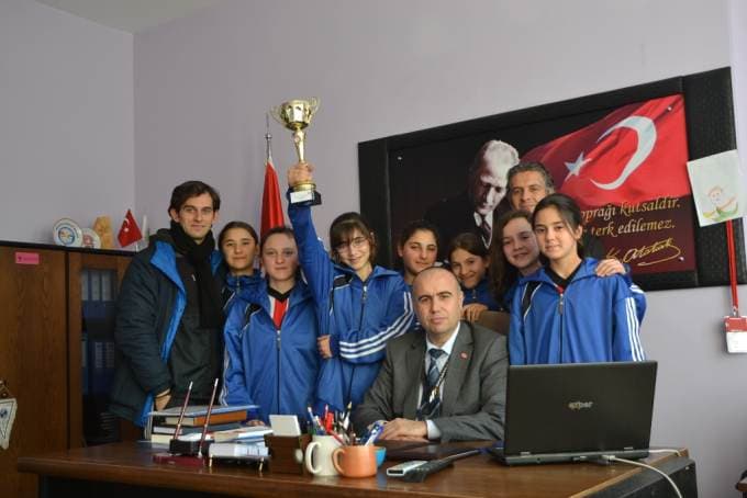Mehmet Zorlu Okulu "futsal"da şampiyon
