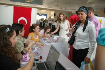 <p><font face="verdana,geneva" size="2">Programa katılan &Ccedil;ocuk İstiyorum Dayanışma Derneği Başkanı Sibel Tuzcu, kendisinin 20 yıl anne olma arzusuyla &ccedil;aba g&ouml;steren birisi olduğunu s&ouml;yledi. </font></p><p><font size="2"><font face="verdana,geneva">&quot;22 sene sonra artık &ccedil;ocuk sahibi olamazsınız' s&ouml;z&uuml;yle karşılaştığını, ancak Tanrının elini &uuml;st&uuml;mden &ccedil;ekmediğini belirten Tuzcu ş&ouml;yle konuştu: &quot; 5 kez t&uuml;p bebek denemesi, sayısını hatırlamadığım kadar aşılama tedavisi oldum. Sonu&ccedil;ta 42 yaşında anne oldum. &Ccedil;ok &ccedil;aba ve emek gerektiren bir şey olduğunu g&ouml;rd&uuml;m. Başka insanların bu sıkıntıyı &ccedil;ekmemesi i&ccedil;in bu derneği kurdum. </font><a href="http://www.cocukistiyorum.com/"><font face="verdana,geneva">www.cocukistiyorum.com</font></a><font face="verdana,geneva"> internet sitesini kurdum ve binlerce insan aynı g&uuml;n bu isteye akın ettiler. Ve dayanışma derneği kuruldu. Dernek 45 binin &uuml;zerinde &uuml;yesi olan bir topluluk. Hi&ccedil;bir şekilde yalnız değilsiniz. Bu g&uuml;n burada kalabalık topluluk bile olması beni memnun etti.&quot; </font></font></p>