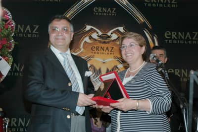 <p><font face="verdana,geneva" size="2">Daha &ouml;nceleri b&ouml;yle bir topluluğa eskiden kimse girmediğini ve bu konuyu konuşmaya bile &ccedil;ekindiğini ifade eden Tuzcu,<font color="#cc0000"> &quot;İlk toplantıya dernek yaptı ve herkes bu sorunu sadece kendisinin yaşamadığını anladı. Daha sonra da T&uuml;rkiye geneline yayıldık. Derneğimiz uluslararası bir &ccedil;ok derneğin &uuml;yesi ve kurucusu oldu. &quot; </font>diye konuştu. </font></p><p><font face="verdana,geneva" size="2">Etkinlik sonunda yapılan &ccedil;ekilişte 3 &ccedil;ift t&uuml;p bebek tedavisi ve 4 &ccedil;iftte ila&ccedil; tedavisi kazandı. </font></p><p><font face="verdana,geneva" size="2">T&uuml;p bebek tedavisi kazanan Ramazan ve G&ouml;n&uuml;l Ramazan Ateş &ccedil;ifti, &ccedil;ekiliş sonrası b&uuml;y&uuml;k heyecan yaşadı. 4 yıllık evli olduklarını s&ouml;yleyen Ramazan Ateş, <font color="#cc0000">&quot;Daha &ouml;nce &ccedil;ok hastane gezdik ve eşim &ccedil;ok defa ameliyat olmuştu. Ama başarılı olmadı. T&uuml;p bebek i&ccedil;in gezmediğimiz yer kalmadı. İnşaallah bu kez olacak.&quot; </font>şeklinde konuştu. </font></p><p><font face="verdana,geneva" size="2"></font></p>