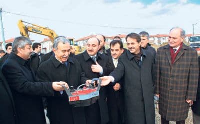 <span style="font-family: arial, helvetica, sans-serif; font-size: small">Konuşmaların ardından Sakarya M&uuml;ft&uuml;s&uuml; İlyas Serenli&rsquo;nin duası ile kamp&uuml;s&uuml;n temeli t&ouml;renle atıldı. T&ouml;rene Sakarya B&uuml;y&uuml;kşehir Belediye Başkan Vekili Fevzi Kılı&ccedil;, Adapazarı Belediye Başkanı S&uuml;leyman Dişli, İl &Ouml;zel İdaresi Genel Sekreteri Recep Soyt&uuml;rk, Adapazarı Kaymakamı İsmail G&uuml;nd&uuml;z, Serdivan Kaymakamı Ramazan Şahin, Sapanca Kaymakamı Osman Sarı, Erenler Kaymakamı Mehmet &Uuml;nal, Serdivan Belediye Başkanı Yusuf Alemdar, Erenler Belediye Başkanı Cavit &Ouml;zt&uuml;rk, Arifiye Belediye Başkanı İsmail Karakuluk&ccedil;u, İl Emniyet M&uuml;d&uuml;r&uuml; Mustafa Ataş, Sakarya Milli Eğitim M&uuml;d&uuml;r&uuml; Selim Yavuz Sandık&ccedil;ı ve &ccedil;ok sayıda davetli katıldı.</span>