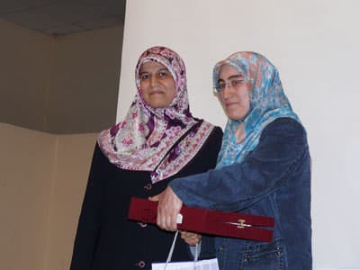 <p><font face="verdana,geneva" size="2">Konuşmaların ardından &ouml;d&uuml;l t&ouml;renine ge&ccedil;ildi. Belirlenen 41 dalda değerleri temsil edenler ile b&uuml;y&uuml;k buluşma ger&ccedil;ekleştirildi. Kısa konuşmalarında bu projeye t&uuml;m d&uuml;nyanın ihtiya&ccedil; duyduğunu, aldıkları &ouml;d&uuml;llerin en anlamlısı ve &ouml;nemlisini aldıklarını, Sakarya&rsquo;nın bu noktadaki &ouml;nc&uuml;l&uuml;ğ&uuml;nden dolayı teşekk&uuml;r ettiler. Onların bu enerjileri ve iltifatları karşısında biraz mahcup birazda gururlandık. Erzincan - Mardin - Bursa - Adıyaman - Amasya - İstanbul - Şanlıurfa gibi yerlerden dostlar &ccedil;ağrımıza cevap verdiler. T&uuml;rkiye kamuoyunca Prof. Dr. Nevzat Tarhan, &Ouml;mer Madra, Nevval Sevindi, Şanar Yuradatapan, Abdurrahman Dilipak, Ekrem Ataer, Nil&uuml;fer &Ccedil;etin, Filistin İstanbul Başkonsolosu Abd&uuml;lkerim el- Hadi gibi tanınan- bilinen insanlar olduğu gibi mahallemizde, sokağımızda, okulumuzda, iş yerimizde bu değerleri temsil eden &ccedil;ok değerli dostların bulaşmasına tanıklık etti.</font></p><p><font face="verdana,geneva" size="2">Program sonunda &ccedil;ekilen toplu fotoğraf, insanlığın toplu fotoğrafı gibiydi. İdeoloji ve son g&uuml;nlerin moda deyimi mahalle ayrımı g&ouml;zetmeksizin t&uuml;m insanlar &ldquo;Değerler&rdquo; etrafında bir araya geldi. Geyve'den gelen kiraz ikramı ile bu muhabbet bir daha hi&ccedil; kesilmemesi temennileriyle son buldu.</font></p>