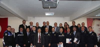 <font face="arial,helvetica,sans-serif" size="2">Eğitim programının  sonunda d&uuml;zenlenen t&ouml;rende konuşan SA&Uuml; Eğitim Fak&uuml;ltesi Dekanı Prof. Dr.  Rahmi Karakuş, krize m&uuml;dahale programını başarıyla tamamladıklarını  s&ouml;yledi. 'D&uuml;nyanın en tatlı şeyi candır' diyen Karakuş; &quot;İnsanı canından  vazge&ccedil;me noktasına getiren intihar, insan hayatının bilinmez ne kadar  b&uuml;y&uuml;k derinlikleri olduğuna dair bir g&ouml;stergedir. D&uuml;nyada &uuml;&ccedil; saniyede  bir intihar teşebb&uuml;s&uuml; oluyor. İstatistiklere g&ouml;re son on yılda da 25 bin  insanımızı kaybetmişiz intihardan. Hayat en kutsal şeydir. Bundan daha  değerli ne olabilir ki. Hayatı idame ettirecek her t&uuml;rl&uuml; eğitim, her  t&uuml;rl&uuml; m&uuml;dahale saygıya değerdir&quot; diye konuştu.<br /><br />İl Emniyet M&uuml;d&uuml;r&uuml;  Mustafa Aktaş ise intihar eylemlerinde bazen yanlış m&uuml;dahaleler sonucu  hayatını kaybeden insanlar g&ouml;rd&uuml;klerini ifade ederek; &quot;Hayatımızın her  g&uuml;n&uuml; bir kriz y&ouml;netmekle ge&ccedil;iyor. Bir takım şeyleri &ouml;ğrenerek geldik bu  g&uuml;nlere. R&uuml;tbemiz arttık&ccedil;a sorumluluklarımız arttı. Sorumluluklarımız  arttık&ccedil;a, krize m&uuml;dahaledeki rol&uuml;m&uuml;z arttı. Buna ihtiya&ccedil; hissettik ki bu  bilgilerimizi bilimsel bir temele oturtmak &ccedil;ok &ouml;nemliydi. &Ccedil;&uuml;nk&uuml; sadece  intihar değil, toplumsal olaylarda bile bazen intiharlar şov ama&ccedil;lı,  ceza ama&ccedil;lı veya ger&ccedil;ek olup, bazen yanlış m&uuml;dahalelerde hayatını  kaybeden insanlar g&ouml;r&uuml;yoruz. Bu konularda eğitim &ouml;nemlidir, &ccedil;ok ciddi  bir iş yaptık&quot; dedi.</font>